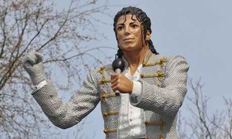 Michael-Jackson-statue-at-008.jpg