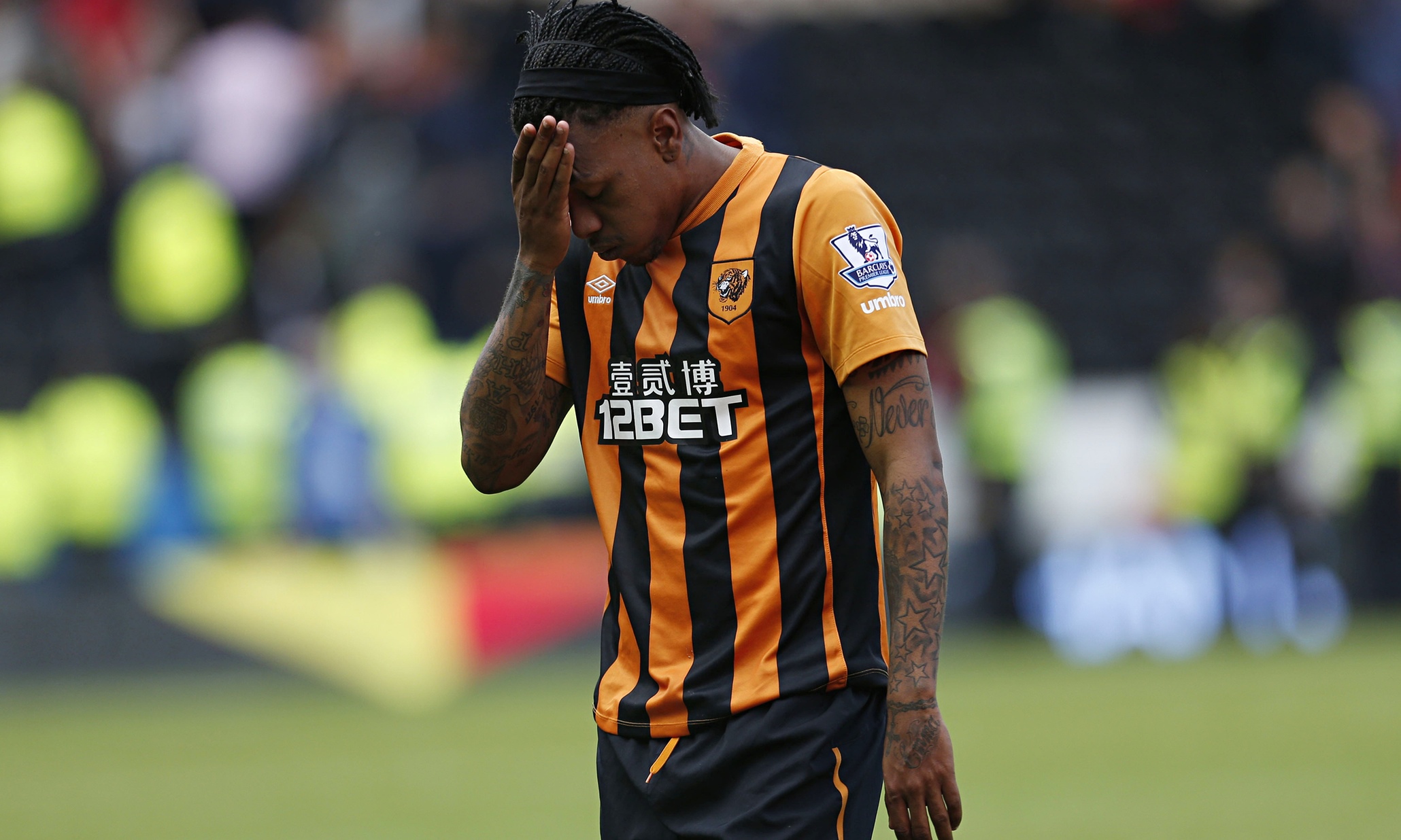 Hull’s Abel Hernández gets three-game ban for punch on Phil Jones