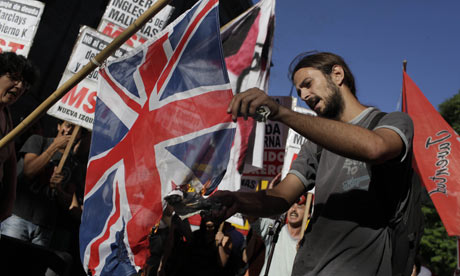 A-man-burns-a-British-fla-001.jpg