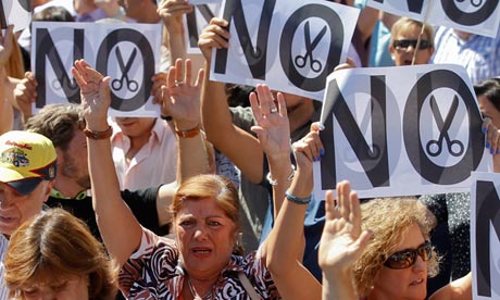 Spanish civil servants demonstrating