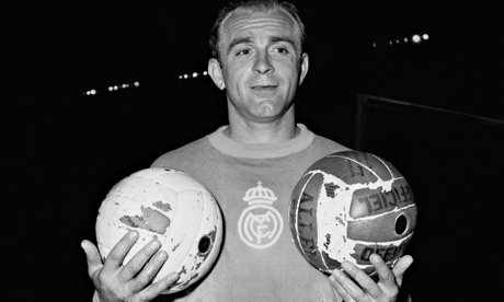 Alfredo Di Stéfano in 1956, holding two footballs