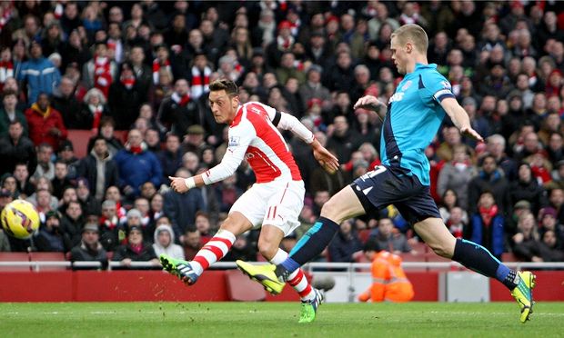 Mesut Özil puts new physique to work on Arsenal flanks at Brighton