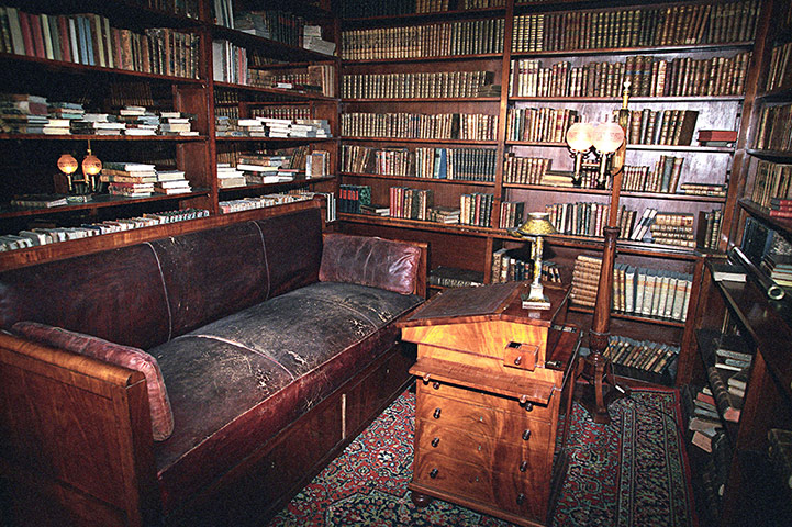 St Petersburg museums: Pushkin sofa