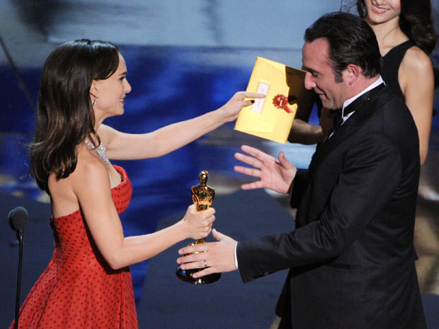 Oscars 2012: Natalie Portman hands the best actor Oscar to Jean Dujardin