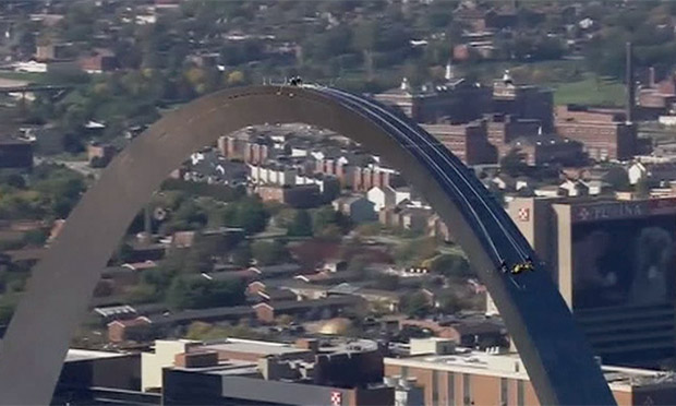 Cleaning the St. Louis Gateway Arch - video - Architecture news - NewsLocker
