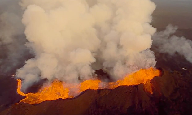 Watch Iceland's Bardarbunga volcano exploding – video | World news ...