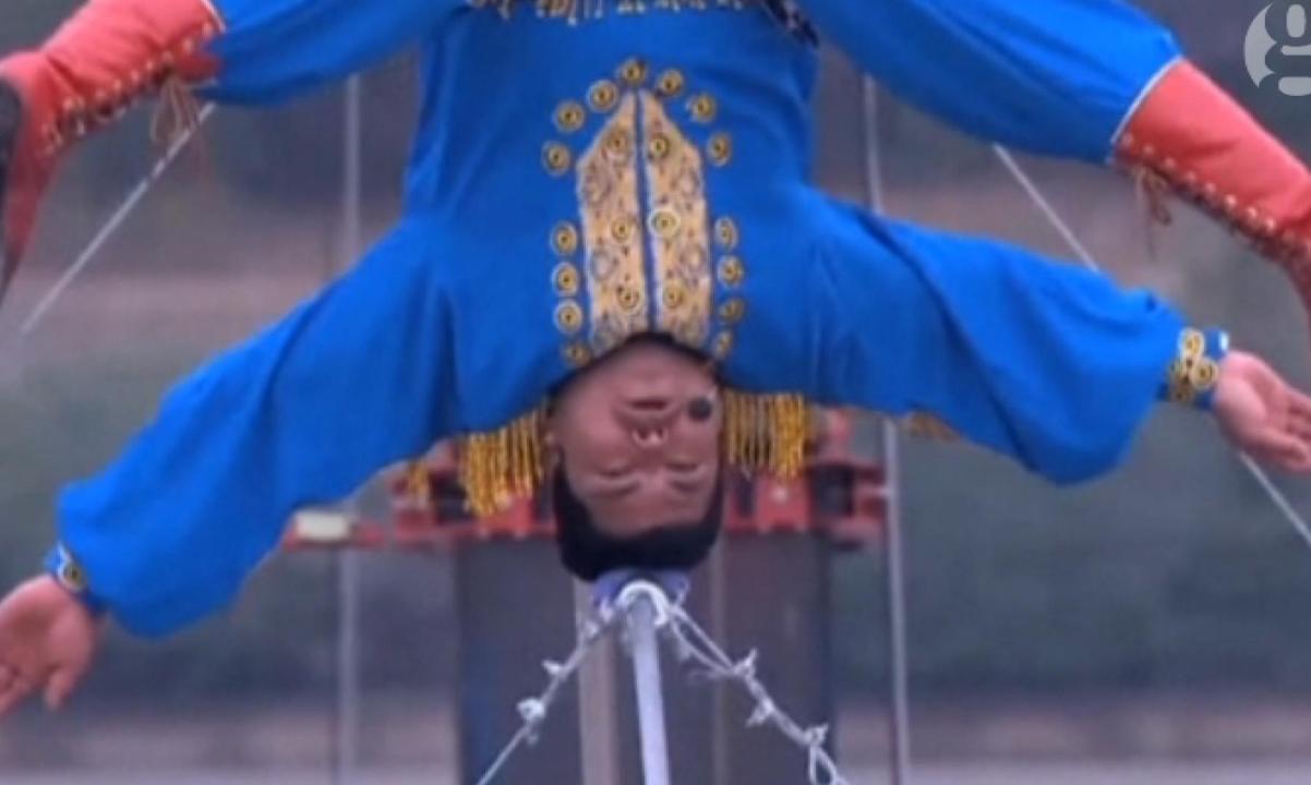 Chinese tightrope walker spends 72 hours on wire - video