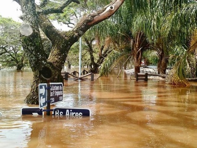 More than 100 000 flee El Ni o flooding in Paraguay Argentina