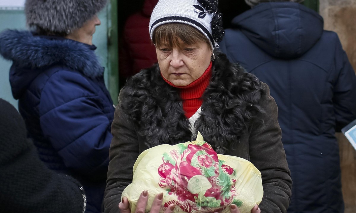 People in eastern Ukraine struggle to put food on the table - video