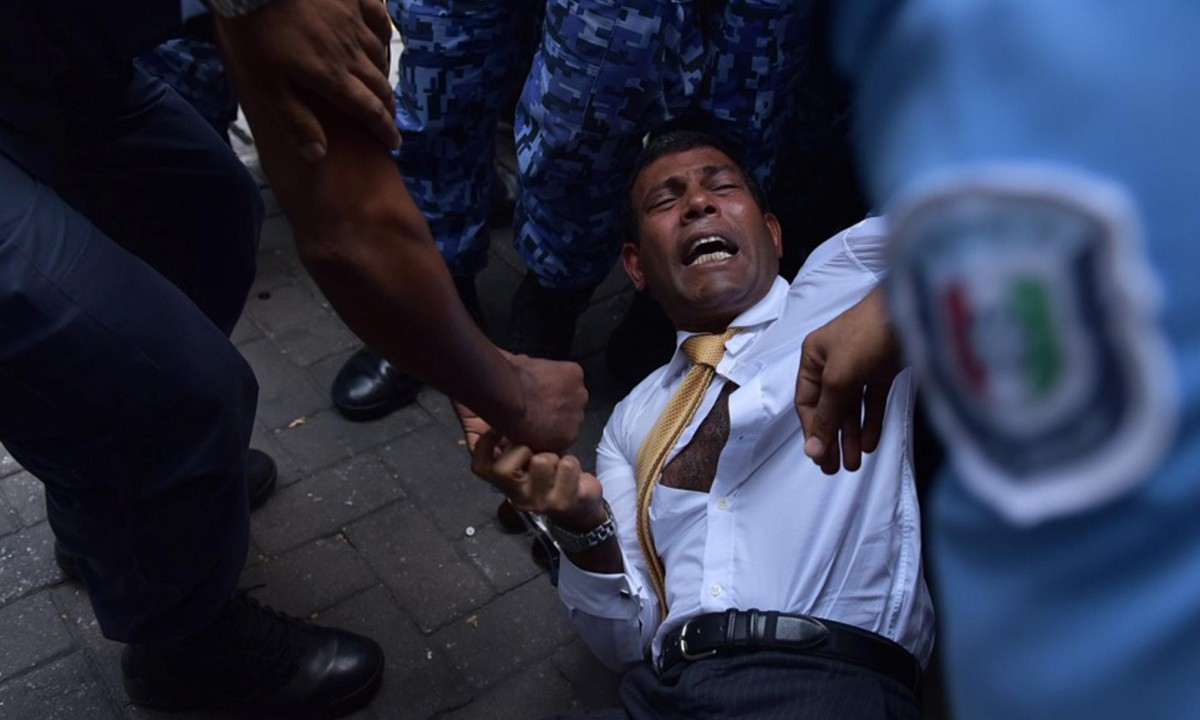 Maldives' former president Mohamed Nasheed dragged into court by police - video