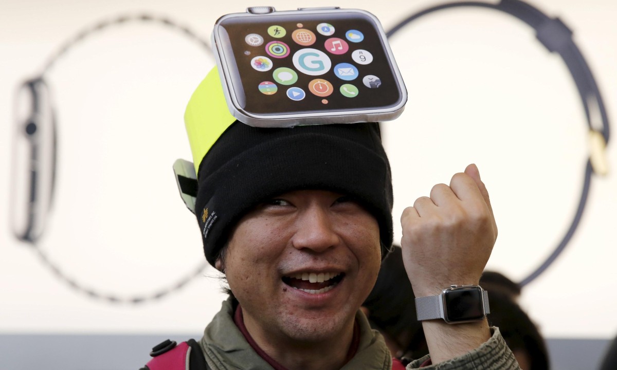 Apple Watch: first glimpse draws crowds - video
