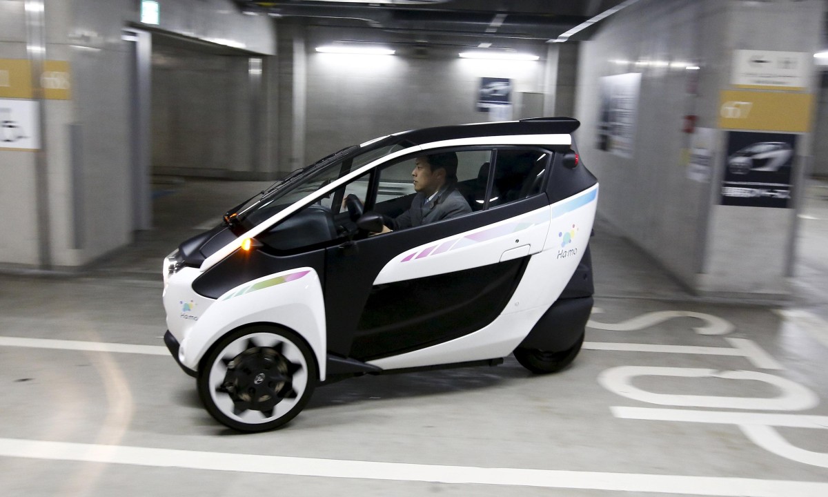 Toyota’s electric three-wheeled car takes the i-Road to combat Tokyo’s pollution – video