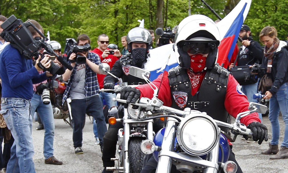 (未使用･未開封品)Nightwolves: Putin&#39;s Bikers [DVD] Pro-Putin bikers Night Wolves dwindle en route to Germany