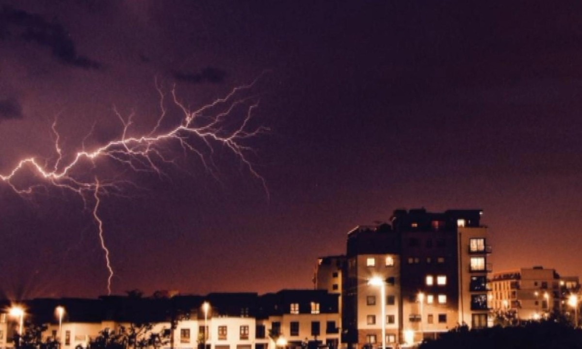 Thunder, lightning and hail follow British heatwave - video