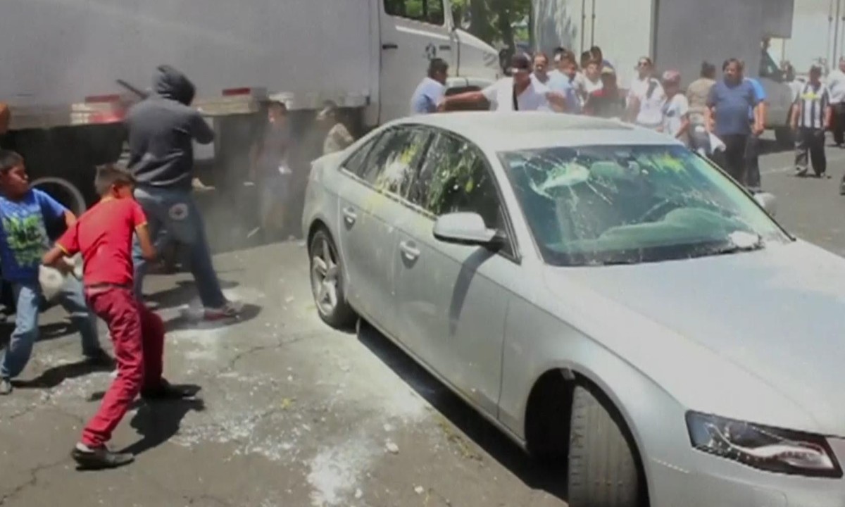 Uber taxi cabs attacked by protesters in Mexico City – video