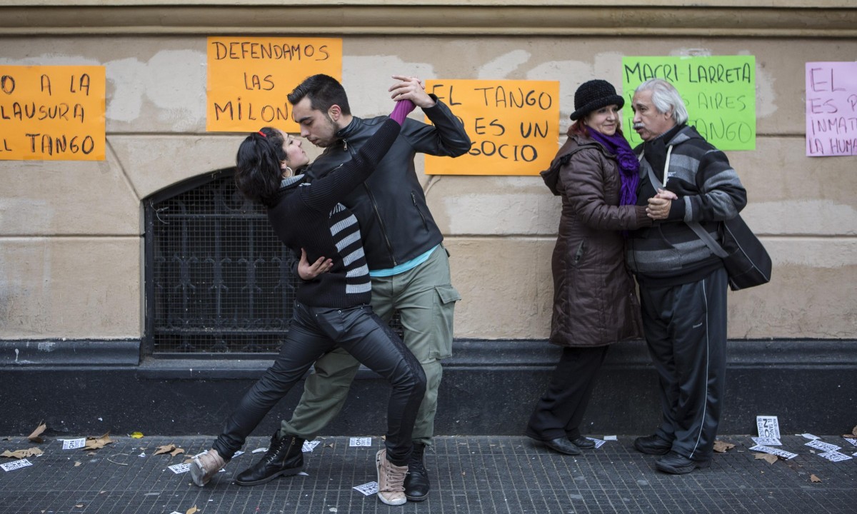 Last tango in Buenos Aires: dancers block street as government decides to close dance halls - video