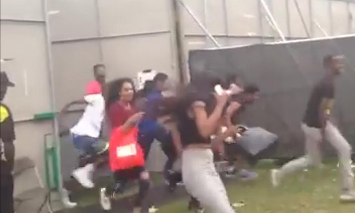 Fans gatecrash Wireless Festival - video