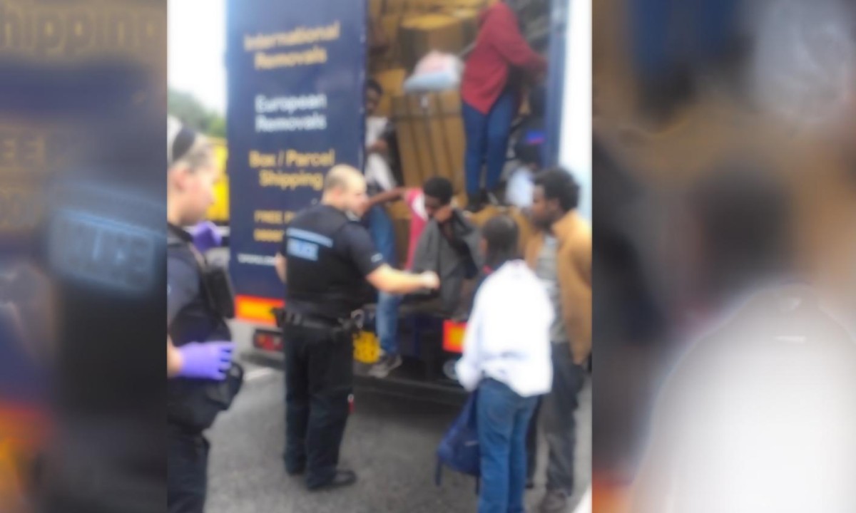 Lorry driver discovers dozen migrants inside his vehicle - video