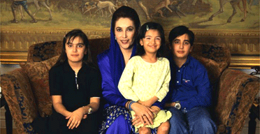 Benazir Bhutto with her children Bakhtwar, Aseefa and Bilawal