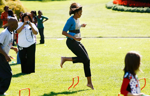 Michelle Obama: Michelle Obama runs barefoot on an obstacle course