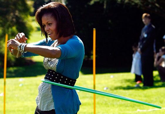 Michelle Obama: Michelle Obama hula hoops