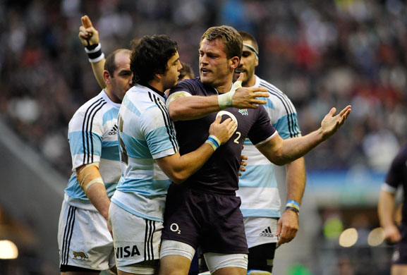 England v Argentina: Mark Cueto argues with full-back Agulla