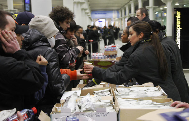 Eurostar delays: Eurostar staff hand out hot drinks and sandwiches to passengers