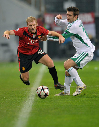 utd v chelsea: Zvjezdan Misimovic bundles Paul Scholes off the ball 