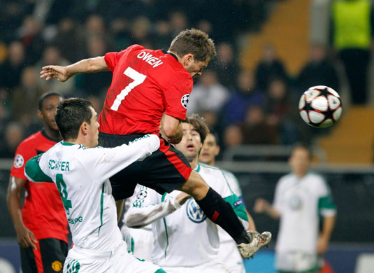 utd v chelsea: Owen of Manchester United scores a goal against VfL Wolfsburg's Schaefer