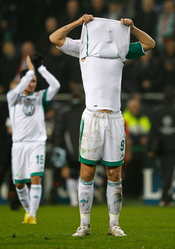 Man Utd & Chelsea: Dzeko of Vfl Wolfsburg covers his face after his team's defeat