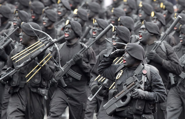 秘鲁,利马:特别部队成员参加庆祝秘鲁独立的阅兵游行