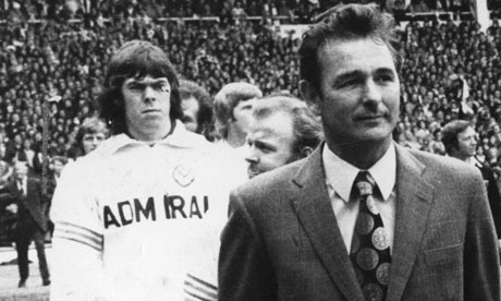 Brian Clough with the Leeds United team at Wembley