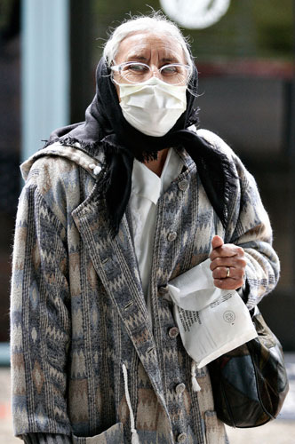 Swine flu masks: Swine Flu Scare, America - 25 Apr 2009