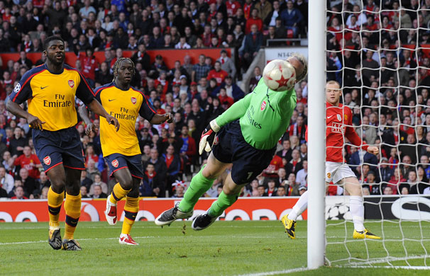 Man Utd v Arsenal: Almunia dives to claw away a Rooney header