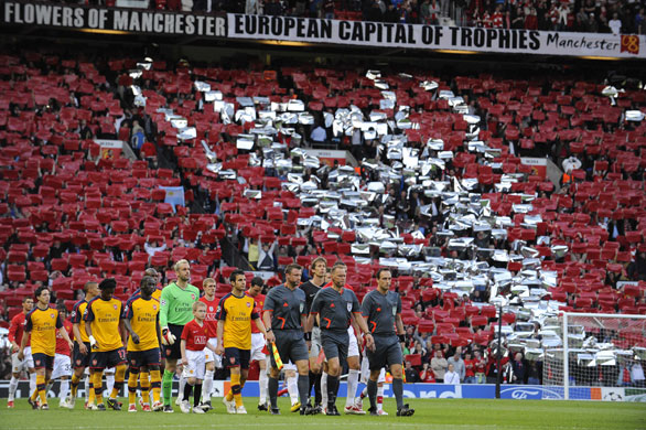 Man Utd v Arsenal: Teams come out onto the pitch