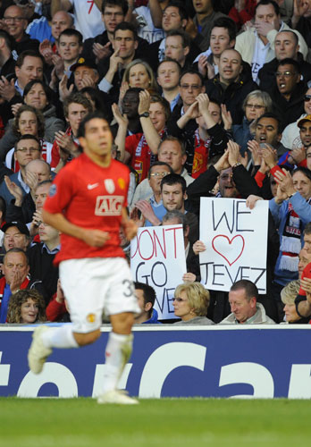 Man Utd v Arsenal: Tevez fans