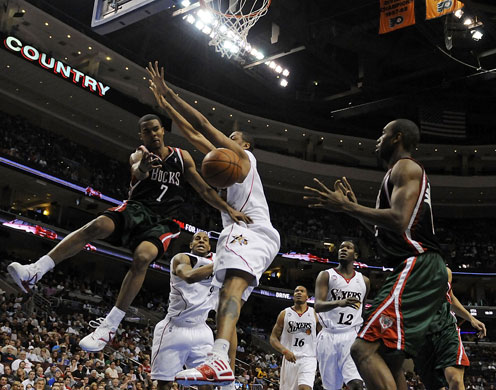 Sport: 24 hours: Milwaukee Bucks' Ramon Sessions passes to teammate Luc Mbah a Moute