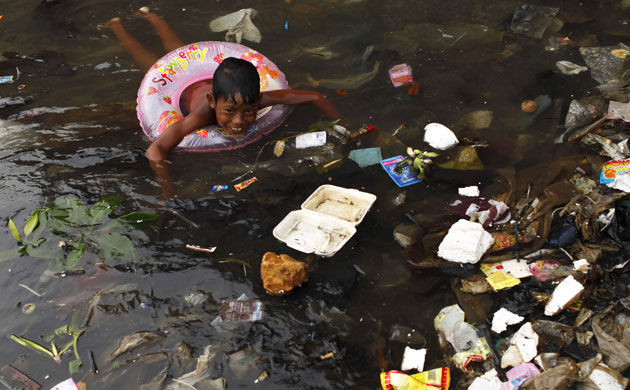http://static.guim.co.uk/sys-images/Guardian/Pix/pictures/2009/6/3/1244051486955/Garbage-A-child-swims-in--019.jpg