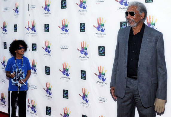 Mandela concert 2009: Actor Morgan Freeman arrives as a fan waits for an autograph