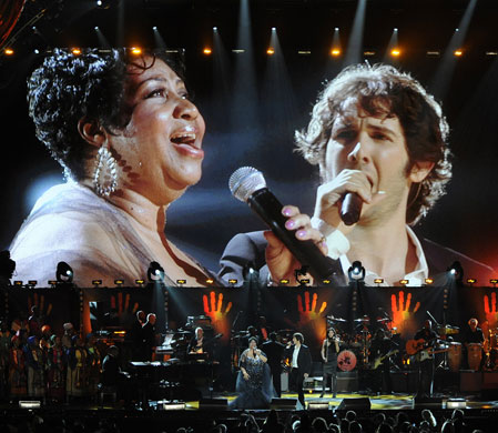 Mandela concert 2009: Aretha Franklin and Josh Groban perform during the finale
