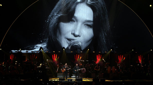 Mandela concert 2009: Carla Bruni-Sarkozy and Dave Stewart perform during the Mandela Day concert