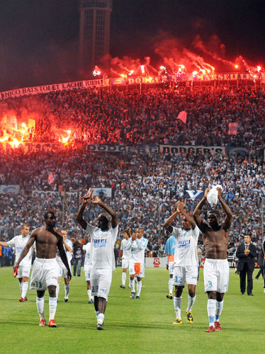 1 champ league draw: Marseille's players celebrate with their fans
