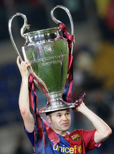 1 champ league draw: Barcelona's Iniesta holds the trophy after their Champions League final 