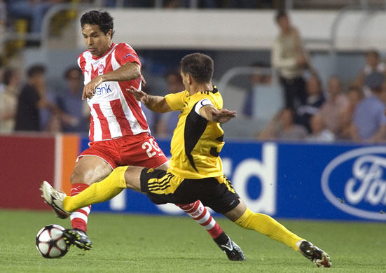 2 champ league: Dudu of Olympiacos goes past Andrei Corneencov of FC Sheriff 