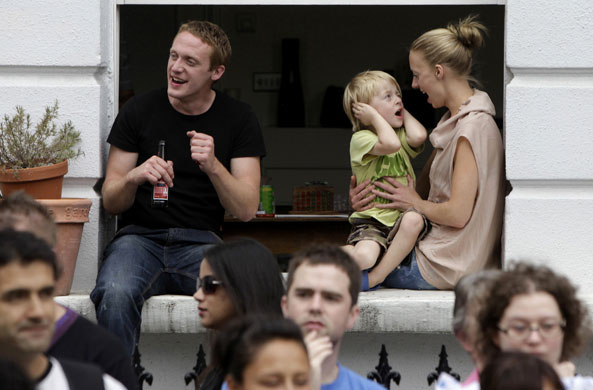 Notting Hill Carnival : Spectators watch the parade pass by during the annual Notting Hill Carnival