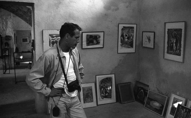Paul Newman: Paul Newman looking at paintings