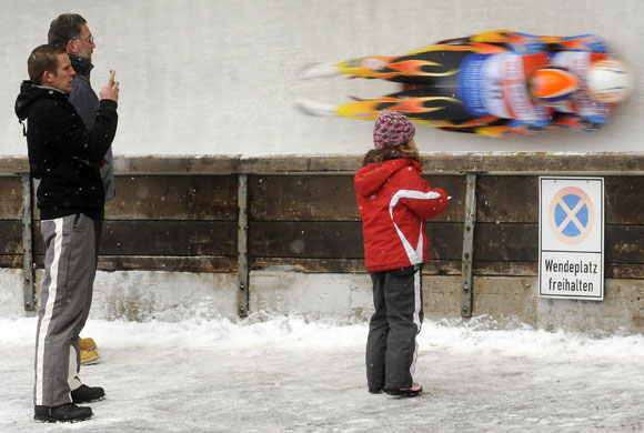 24sport: Spectators follow the action during the men's doubles at the Luge World Cup