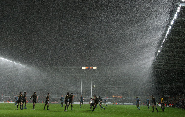 24sport: Snow comes down heavily during Ospreys 26-0 victory over the Cardiff Blues