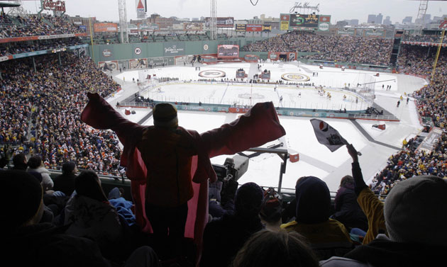 24sport: Fans cheer during the New Year's Day Winter Classic NHL hockey game