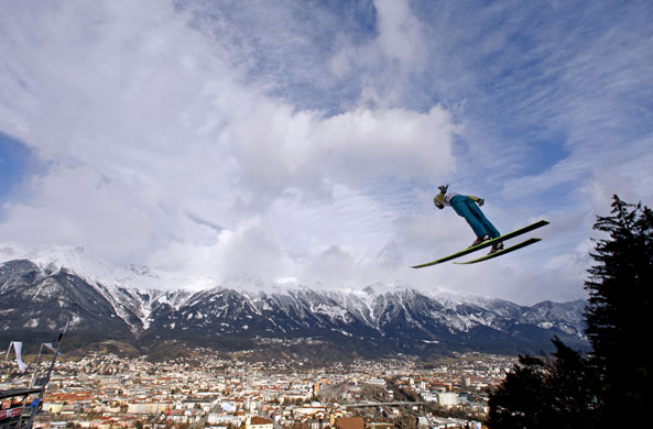 24sport: Ski jumper in front of the mountain Nordkette & the city Innsbruck 
